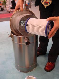 Auffangbehälter mit Filter.