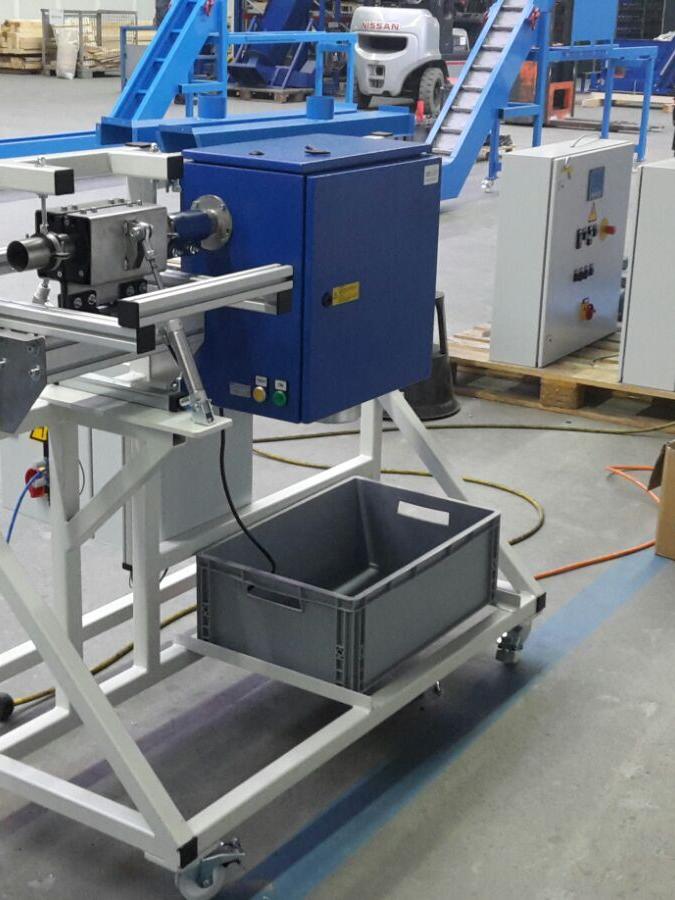 Der Magnet wird zyklisch geöffnet. ( Sicherheitsabdeckung der Pneumatik vom Magnet wurde hier  für die Fotoaufnahme entfernt)